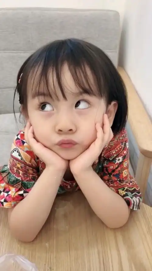 翻白眼的样子像极了对象生气的时候