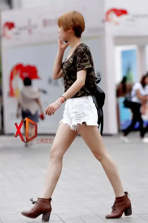 街拍广州:大白腿,白色短裤,高跟鞋,身材很丰腴,既性感又时尚