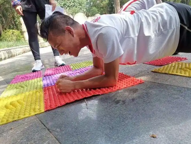 游戏惩罚 游戏惩罚 在指压板上背对背的坐在地上 潇剑把吃奶的力都使