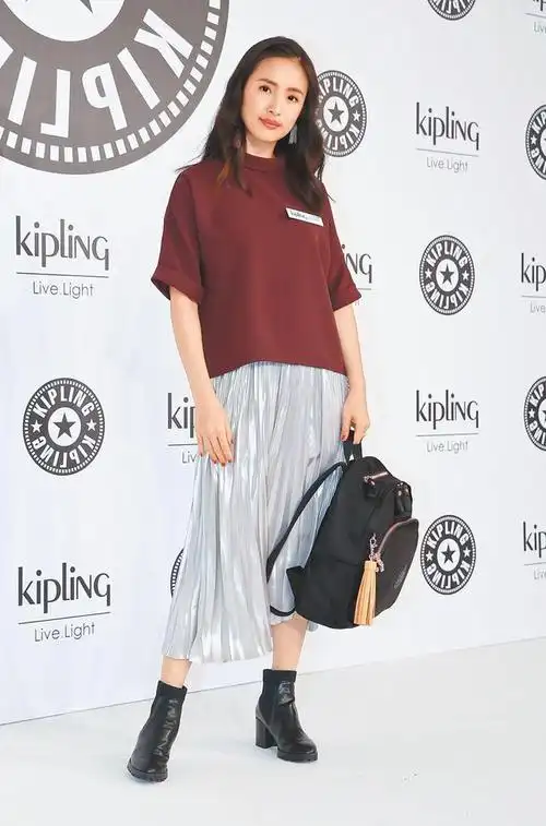 林依晨写真照曝光穿格纹风衣秀小细腿脖子系腰带个性十足