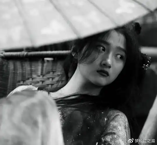 关晓彤撑伞花絮曝光发型凌乱却美出新高终于get到鹿晗的审美