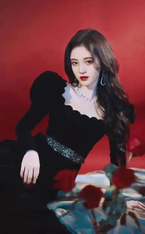 鞠婧祎黑色礼服鞠婧祎黑色丝绒长裙大波浪加红唇气场全开