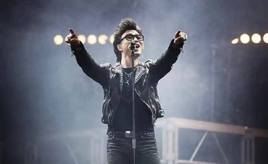 汪峰摇滚传奇不再,演唱会赔本无人买票,台上干唱好心酸