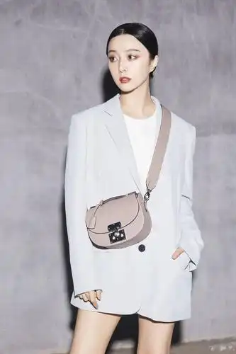 范冰冰落魄近况曝光!出席活动场地简陋,衣服褶皱显寒酸.