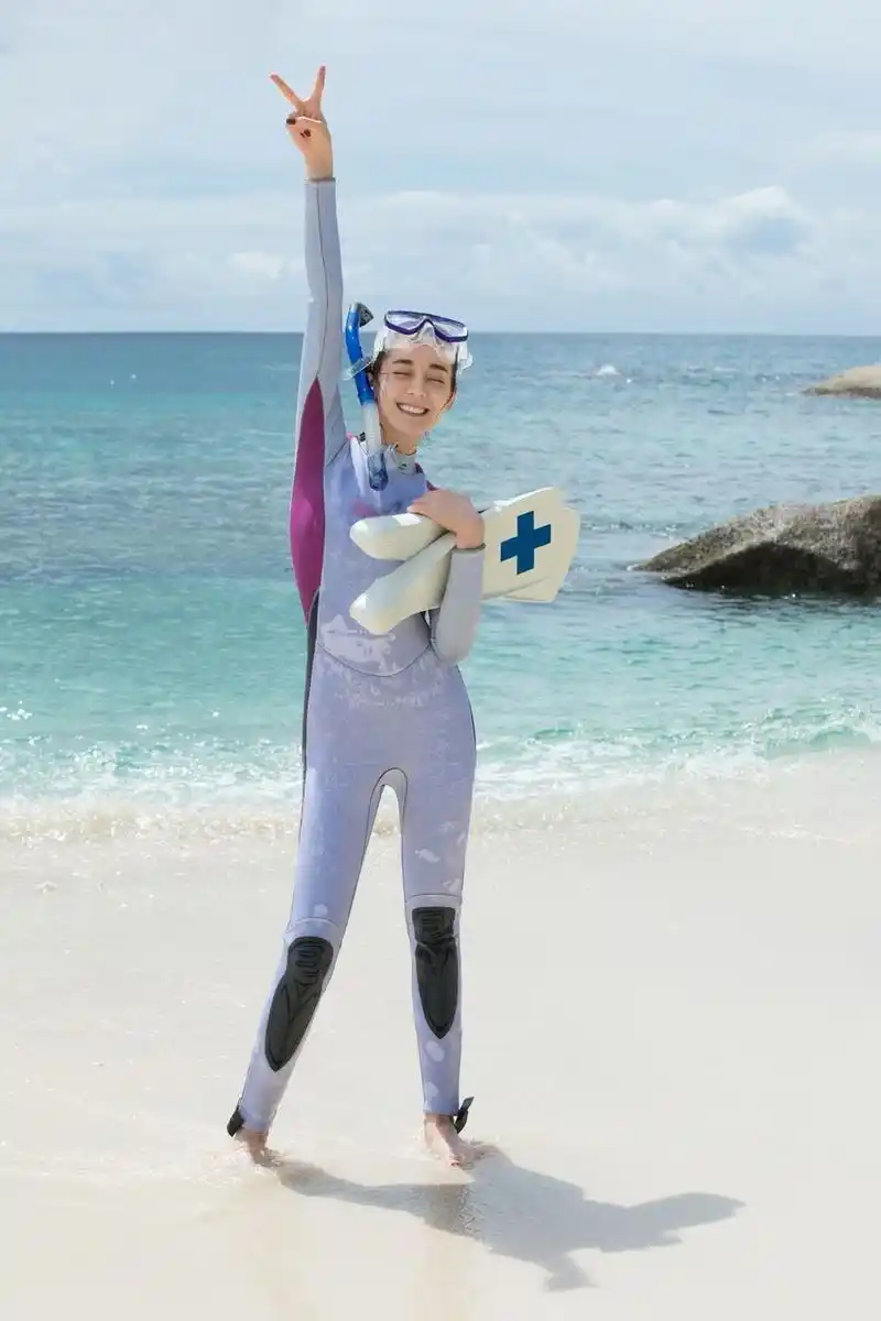 迪丽热巴慢游塞舌尔 庆祝学会游泳海边劈叉 比v灿笑心情好