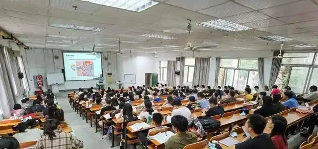 这心真大医学生课堂需要模特女生自告奋勇推荐自己男友