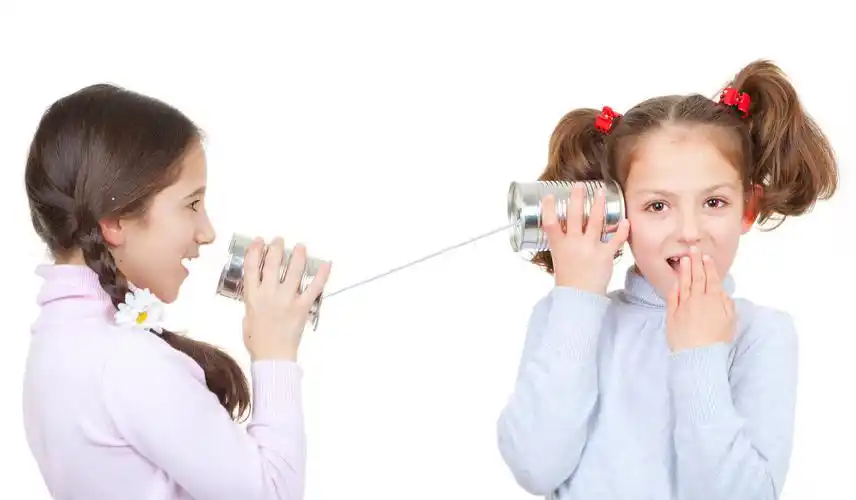 孩子们用锡纸罐做传话筒