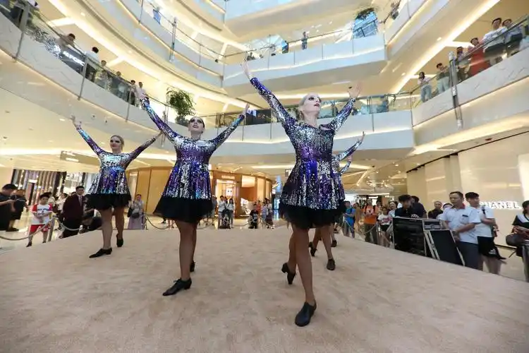 夏日鎏光艺术月 艺术家商场内上演深戈艳丽狂想曲|表演艺术家_新浪