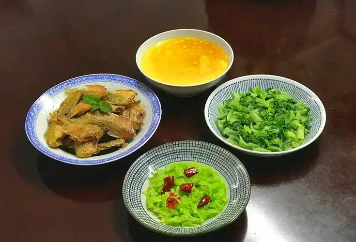 原创一家三口的晚餐简单4个家常菜实惠好吃家人直夸赞