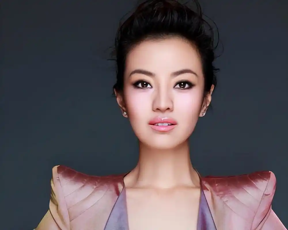 与撒贝宁同居四年却转身投入富商怀抱,曾经金牌女主持如今怎样了?