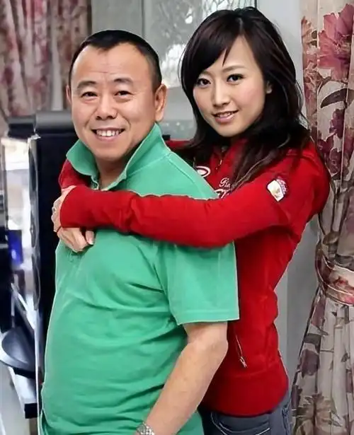 父凭子贵,潘阳成功嫁入豪门,身价千万,父亲潘长江也跟着沾光.