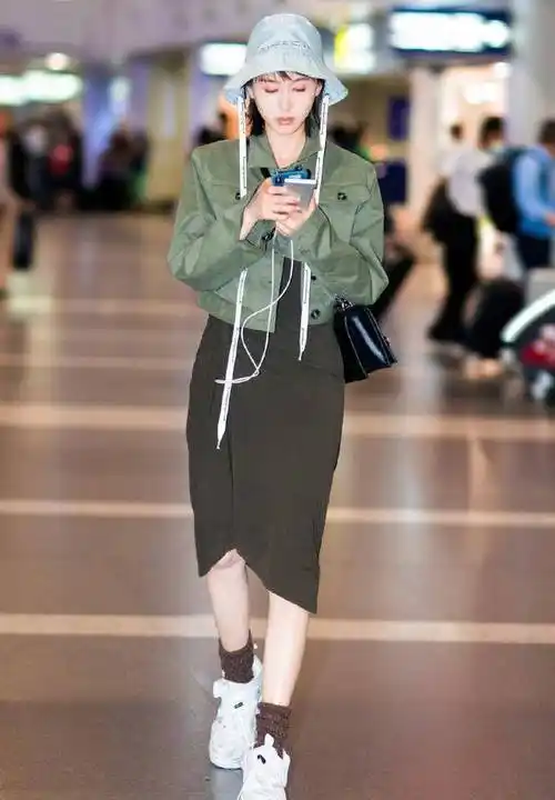 被155cm的王子文穿搭机场秀惊艳,短发造型搭黑色look显高又显瘦_个子