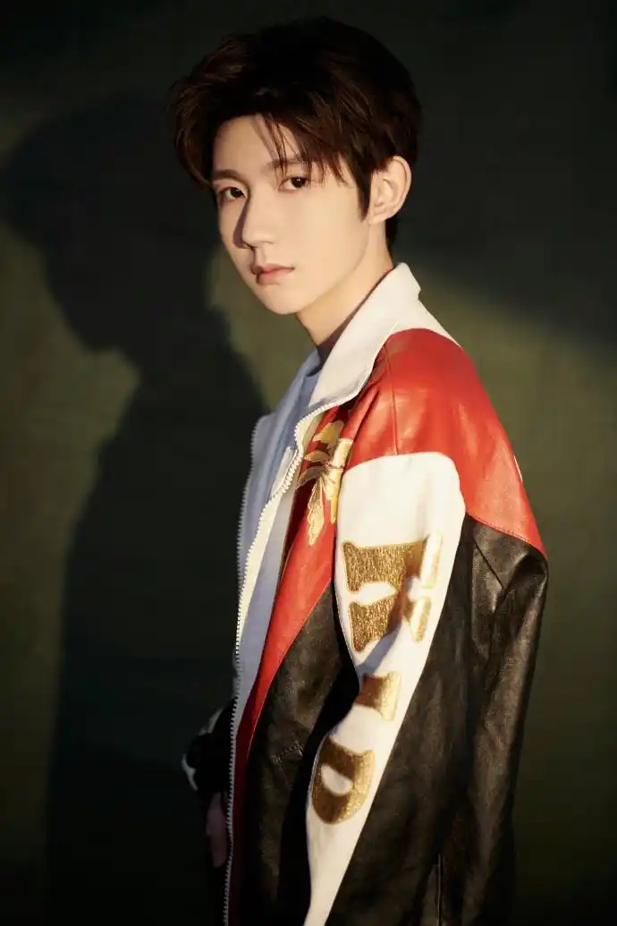 王源穿拼色夹克简约大气眼神坚毅表现力强