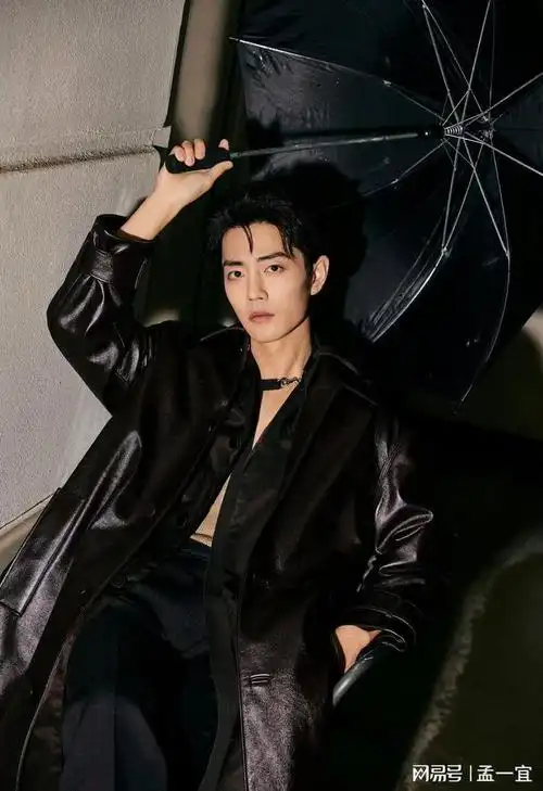 肖战黑色皮衣显风流看秀造型万众瞩目