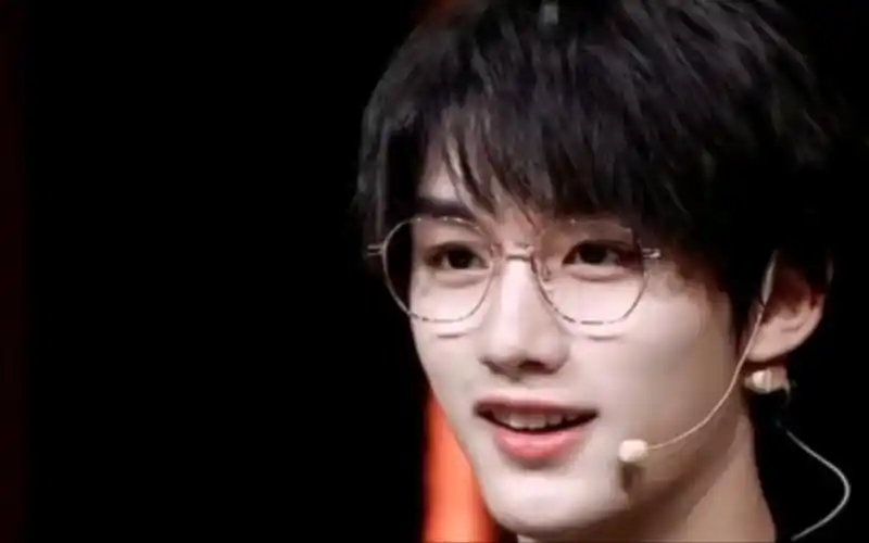 丁程鑫金丝眼镜杀谁家的孩子啊这么帅