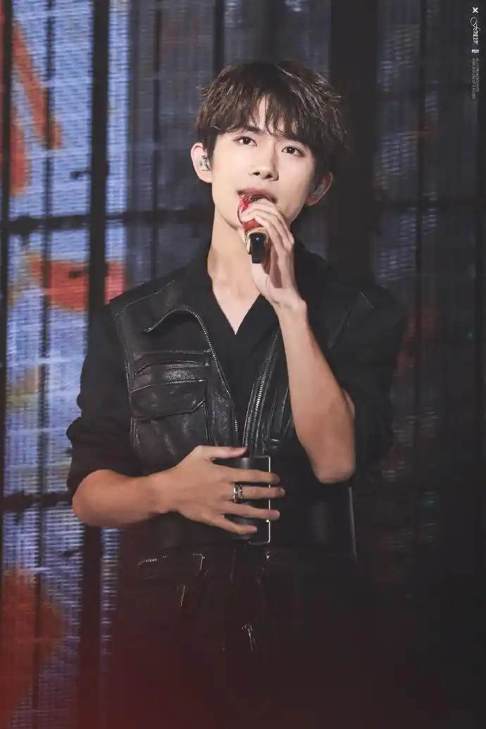 易烊千玺玊尔演唱会##易烊千玺1128十九岁生日快乐# 最美好的少年,最