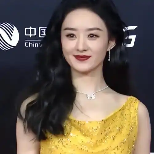 而52岁的闫妮虽然早年驻颜成功,可是随着年龄的增长,虽然脸上毫无皱纹