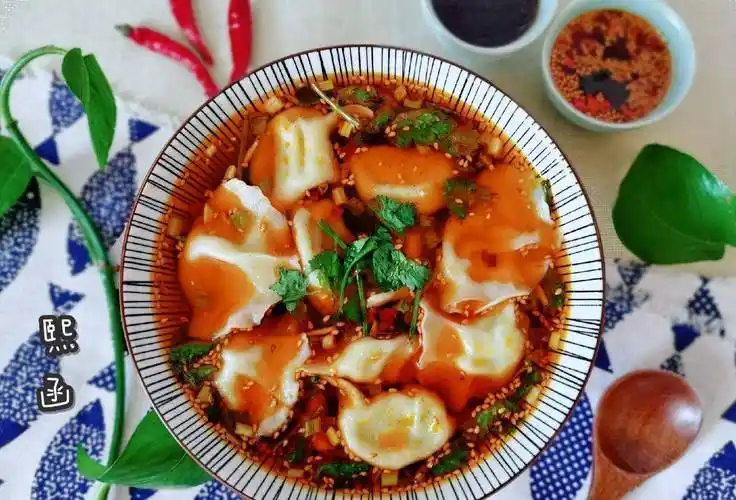 原创酸汤水饺好吃汤底调配很关键这样做酸辣鲜香天冷吃过瘾