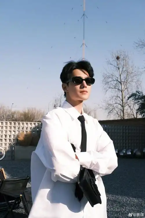 杨洋你一定要顶住军艺校草的名头一定要时刻记得要一直帅下去