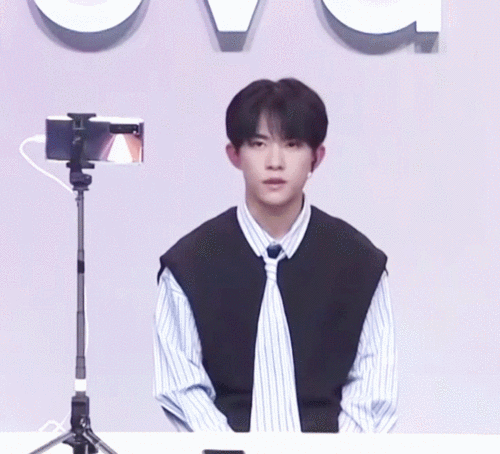 易烊千玺偷偷比心合集 内敛男孩的爱始终藏在心里