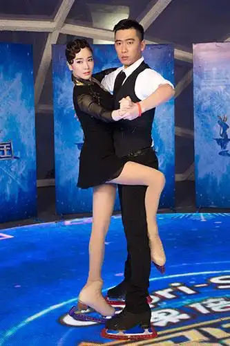 自《跨界冰雪王》开播以来,"灵动美妈"左小青便一直是观众关注的焦点