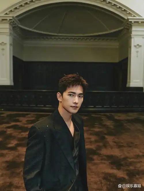 杨洋出席品牌活动allblack全黑西装矜贵且有腔调