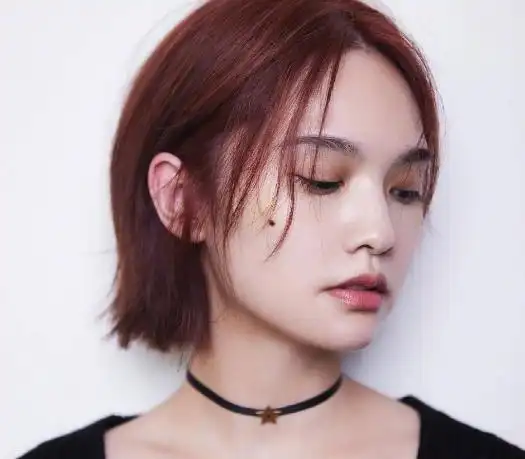 杨丞琳抓起自己的短发,气质超a!