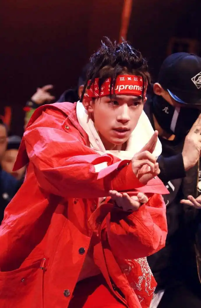 易烊千玺《这就是街舞》花絮, 脏辫搭发带真酷炫, 网友: 帅爆了!