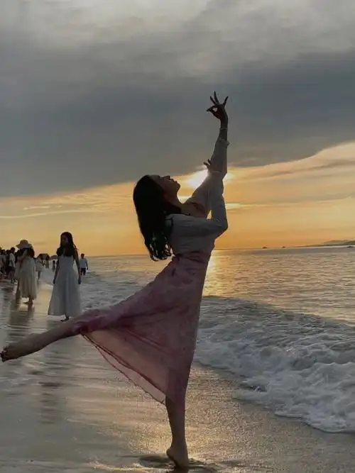 解锁日出海边拍照姿势