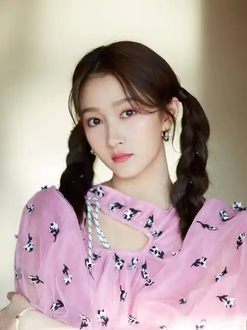 一如既往的红色王牌服,不一样的是这次关晓彤的发型采用了双马尾,而且