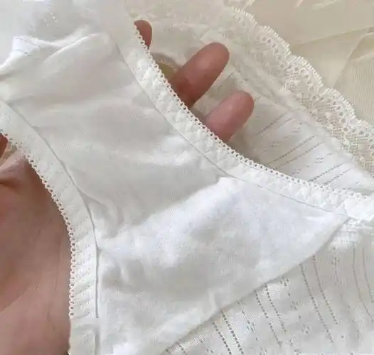 会特意穿纯白色内裤,分泌物发黄也比较常见; 脱下来时挤一 点点在裆部