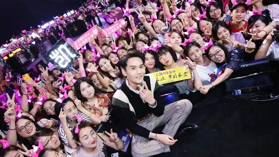 王凯生日会,为了满足粉丝要求现场表演吃柠檬!