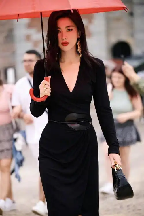 黑色紧身长裙彰显朱珠zhuzhu性感魅力搭配红伞走在米兰街头