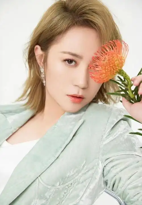 马丽的颜值被低估了一身绿色西装尽显清新优雅气质恬静太美了