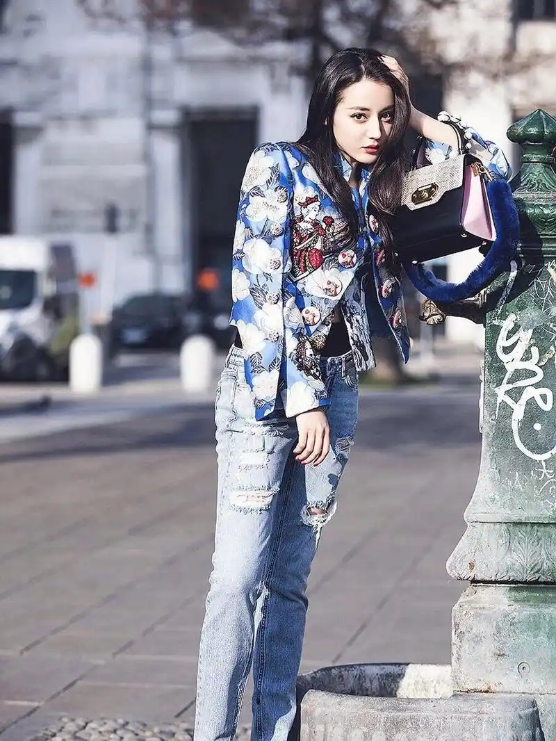 迪丽热巴2018海报时尚网街拍