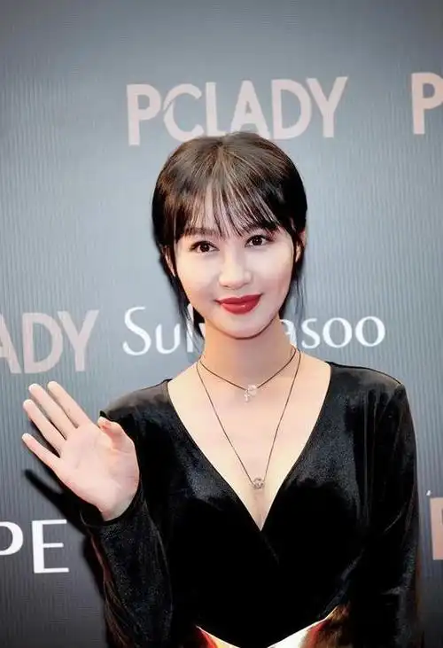 黄晓明前女友李菲儿模样大变认不出走秀时故意摔倒博眼球遭群嘲