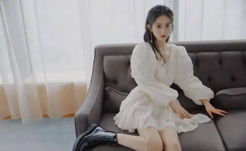 赵丽颖吃瓜时不经意嘟嘴,被镜头拍到后,害羞的看向黄晓明_照片_节目