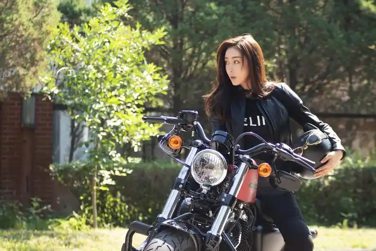 张天爱化身机车骑士 红唇皮衣港范十足