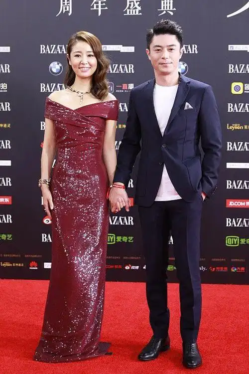 林心如真的很幸福穿礼服秀出好身材身旁的老公也很帅