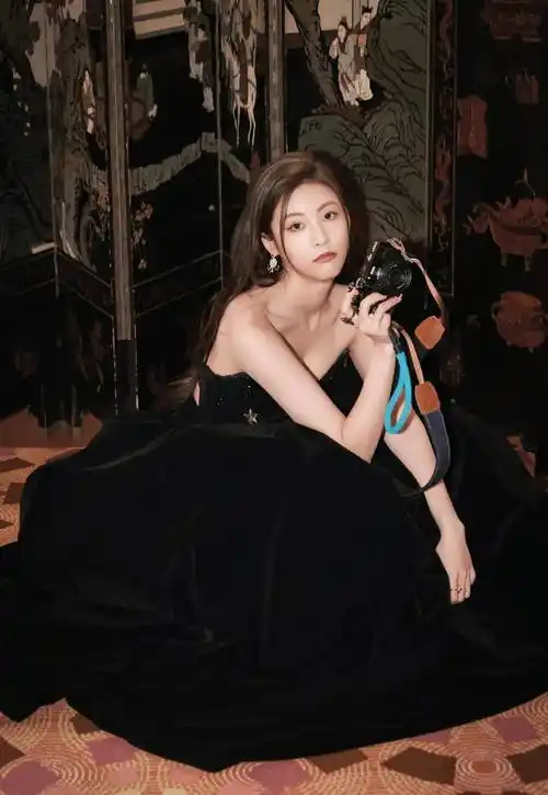 孙芮穿黑色抹胸长裙御姐气场全开,身材火辣性感 美艳优雅又高贵