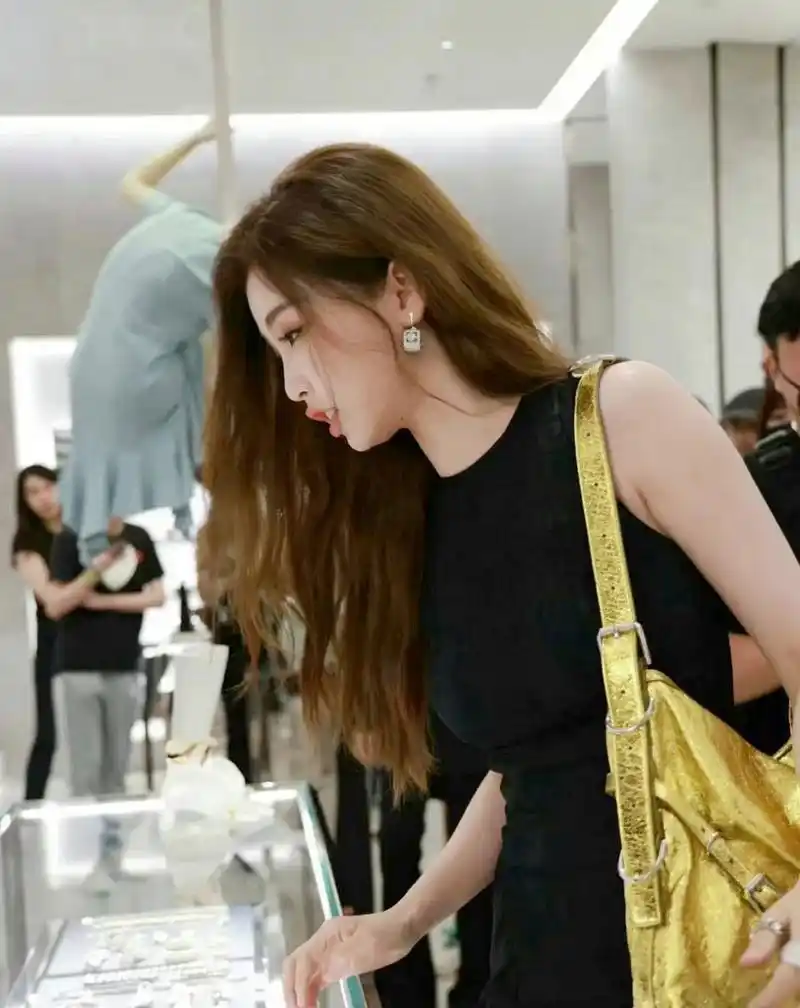 虞书欣侧脸不如正脸帅