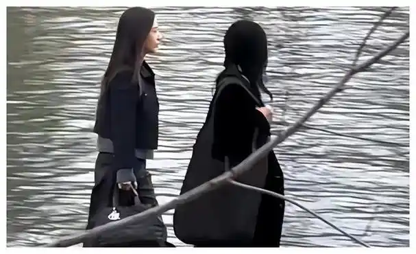 成都惊现50岁周迅,肌肤紧致颜值高,携手王子文同框._