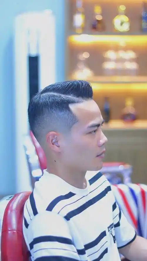 现如今流行的油头造型,是一款十分考究的男士发型,两侧虽然是铲短,但