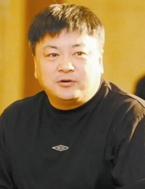 "钱掌柜"洪剑涛:娶8年初恋,48岁出轨已婚女,离婚后再娶前妻