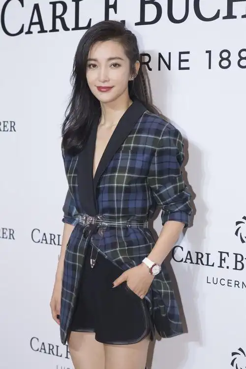 李冰冰格子西装玩"下衣失踪",尽显修长美腿