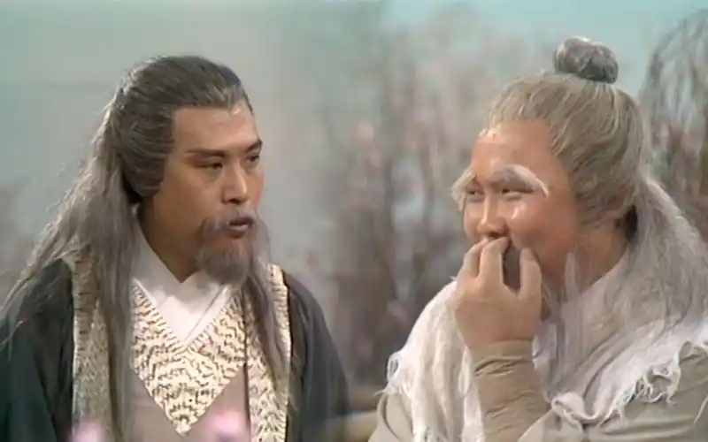 83射雕英雄传,周伯通用左右互搏术戏弄欧阳锋,有实力才敢这么做