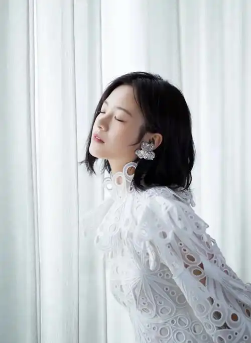李庚希粉嫩佳人优雅写真,楚楚动人!__财经头条