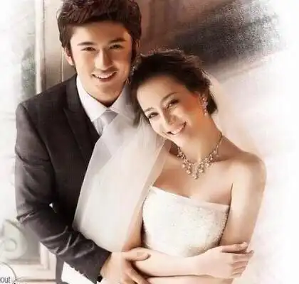 照片中,迪丽热巴一身白纱,造型优雅.