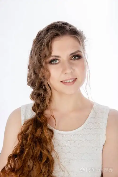 特写镜头肖像漂亮的永女人与明亮的化妆, 英俊的女孩摆姿势