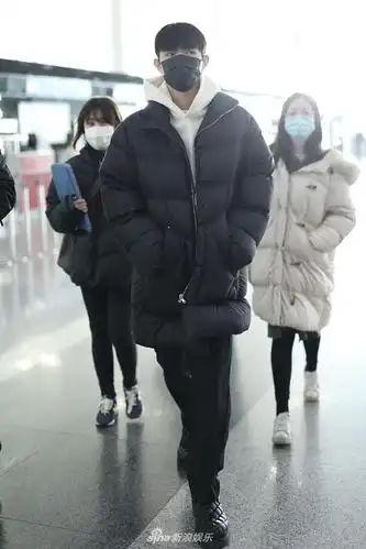 组图:陈飞宇黑白look尽显温暖帅气 戴小红帽可可爱爱超乖